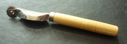 Tracingwheel with wooden handle, per piece